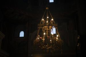 lampadario nel tempio. d'oro lampadario nel antico tempio. interno nel Chiesa. foto