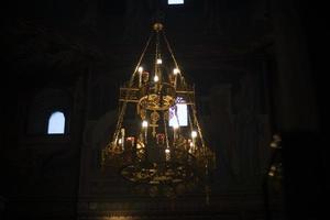 lampadario nel tempio. d'oro lampadario nel antico tempio. interno nel Chiesa. foto