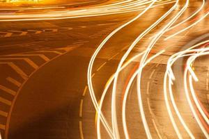 colpo di lunga esposizione di auto in movimento durante la notte foto