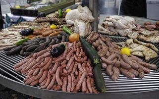 grigliato salsiccia su il strada foto