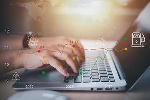 olio energia grafico di il mondo mercato, urto su il economia concetto, mano toccare grafico con il indicatore su il olio prezzo diapositiva a gas stazione, fluttuazioni nel olio prezzi e scambio commercio. foto