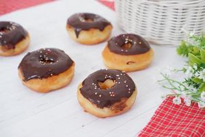 ciambelle con delizioso cioccolato Rivestimento come un' sfondo foto