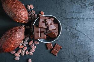 vista dall'alto di cioccolato su uno sfondo scuro foto