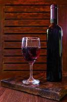 vino rosso in un bicchiere foto