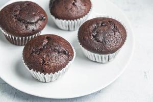 muffin al cioccolato su uno sfondo bianco foto