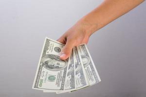 mano di donna con denaro isolato su sfondo bianco foto