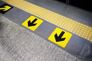 Uscita cartello su il treno piattaforma terra. foto