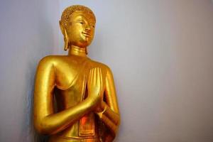 vicino su antico d'oro buddista santo statua preghiere per buddha. foto