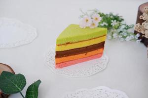 delizioso arcobaleno torta fetta come un' sfondo foto