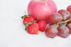 delizioso fragole, mele e uva come un' sfondo foto