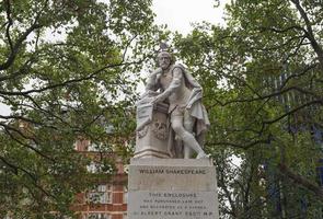 statua di shakespeare a londra foto
