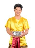 ritratto giovane uomo con acqua ciotola nel Songkran Festival foto