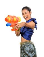 ritratto bella donna nel Songkran Festival con acqua pistola foto