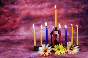 hanukkah menorah con candele contento ardente foto
