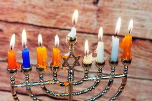Immagine di ebraico vacanza hanukkah sfondo con menorah tradizionale candelabri ardente candele foto
