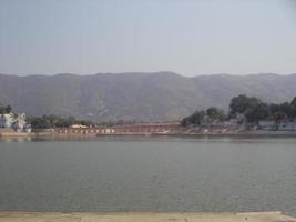 lago nel davanti un' città foto