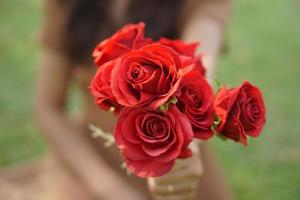 rosso rosa nel femmina mano nel San Valentino Festival foto