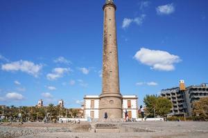 storico maspalomas faro a costa sotto blu cielo su un' soleggiato giorno foto