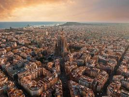 aereo Visualizza di Barcellona città orizzonte e sagrada familia Cattedrale a tramonto. foto