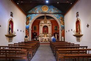 passerella fra di legno banchi principale in direzione crocifisso nel Chiesa foto