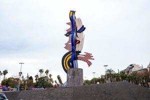 Basso angolo Visualizza di EL berretto de Barcellona è un' surrealista scultura sotto nuvoloso cielo foto