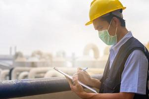 ingegneri Scrivi industriale fabbrica ispezione rapporti. foto