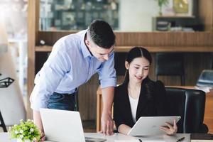 il maschio marketing manager espresso il suo soddisfazione nel vendita il della società prodotti. dove squadra membri mostrare i saldi a partire dal loro ipad schermo. foto