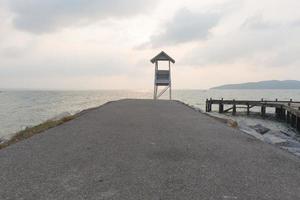 piccolo faro in riva al mare foto