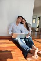 rilassato giovane coppia Lavorando su il computer portatile computer a casa foto