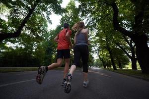 coppia che fa jogging fuori foto