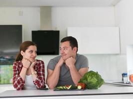 giovane coppia nel il cucina foto