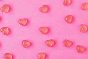 sfondo di San Valentino con caramelle a forma di cuore su sfondo rosa foto