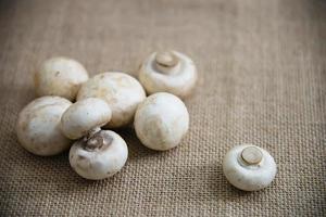 verdura fresca di funghi champignon in cucina - concetto di cottura di verdure a base di funghi freschi foto