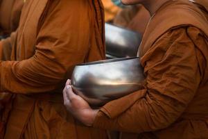 ciotola dell'elemosina del monaco buddista foto