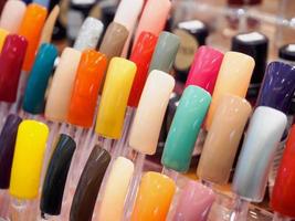 unghie artificiali colorate nel negozio di bellezza foto