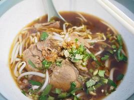 tagliatelle tailandesi con zuppa di stufato di manzo foto