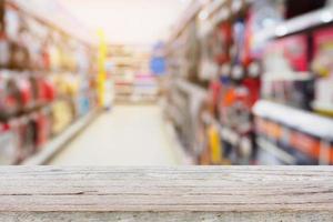 legna tavolo superiore con supermercato corridoio e scaffali nel sfocatura sfondo foto