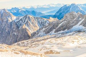 stazione sciistica del ghiacciaio dello zugspitze nelle alpi bavaresi foto