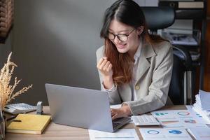 marketing, finanziario, contabilità, pianificazione, donna d'affari lieto per contrarre con un' compagno azienda. foto