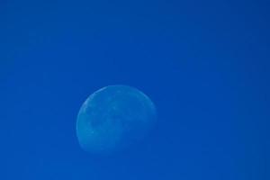 Luna a il inizio di il calante trimestre foto