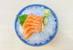 sashimi di salmone su ghiaccio servire foto