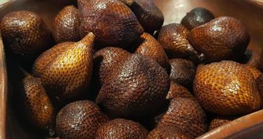 gruppo di serpente frutta o chiamato salak nel Locale indonesiano linguaggio, o scientifico nome è salacca zalacca foto