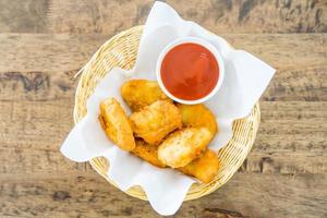 bocconcini di pollo fritti croccanti con salsa di pomodoro foto