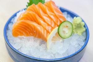 sashimi di salmone su ghiaccio servire foto