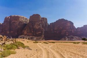 montagne rosse del deserto di wadi rum in giordania foto