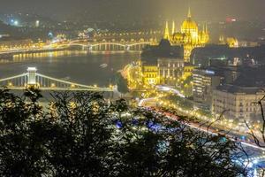 vista aerea notturna della città di budapest foto