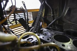 mercedes diesel motore riparazione. mani con un' meccanico riparazione mercedes parti. gas distribuzione catena. foto