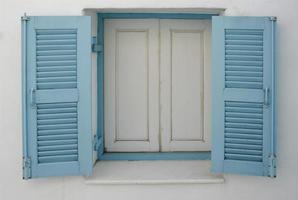 finestra con persiane blu foto