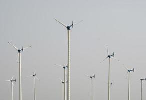 turbine eoliche nel cielo
