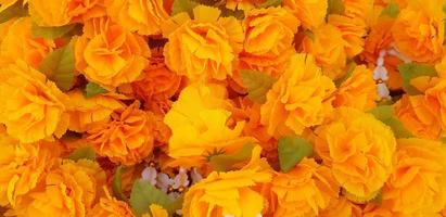 molti ghirlanda e giallo fiore per culto il Budda a tailandese tempio per sfondo. religione, cultura e rispetto o fede concetto foto